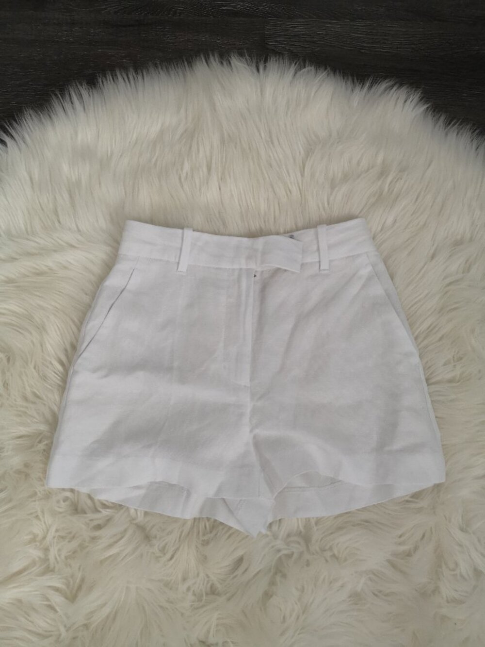 Aritzia Wilfred Layover Linen 3" Shorts in White- Size 0